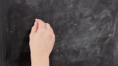 El kişi tebeşir tahtası üzerinde kelime durdurmak yazmak.