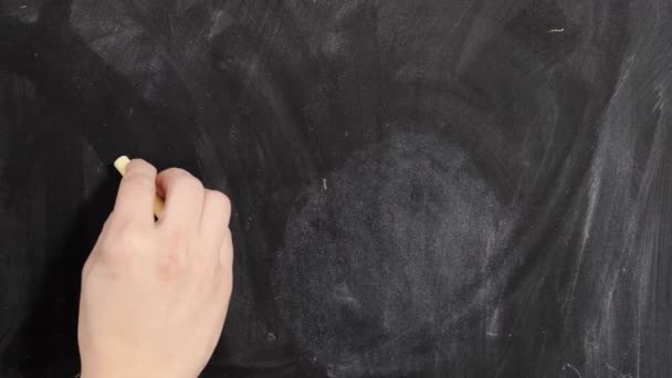 La mano femenina está escribiendo 2020 año con tiza en la pizarra negra . — Vídeos de Stock