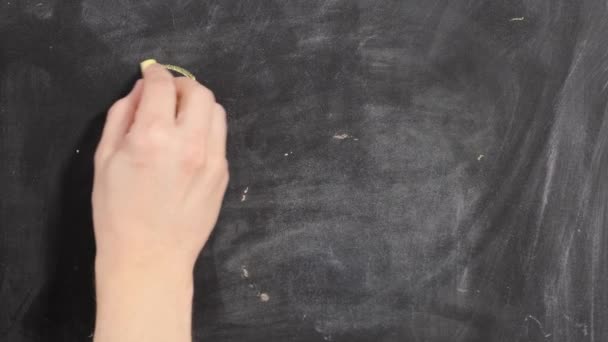 Женская рука пишет слово продажа с мелом на черной доске . — стоковое видео