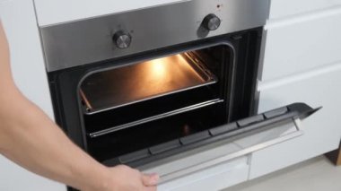 Beyaz mutfak ışığı altında fırın açılıyor..