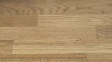 Kadın elleri sarı lastik eldiven giyen daire temizlik.