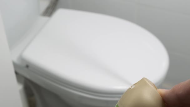 Lufterfrischer wird in weiße Toilette gesprüht. — Stockvideo