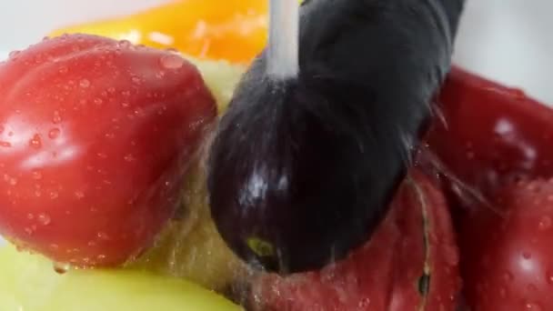 Tvätta färska grönsaker i diskbänk köket under rinnande vatten från kranen — Stockvideo