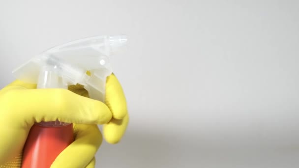 Перегляд водорозпилювача в жовтих гумових рукавичках . — стокове відео