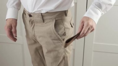 Deri cüzdanı alıp para çıkaran bir adam.