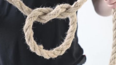 Kişi erkek elleri halat bir parça bir bowline düğüm kravat