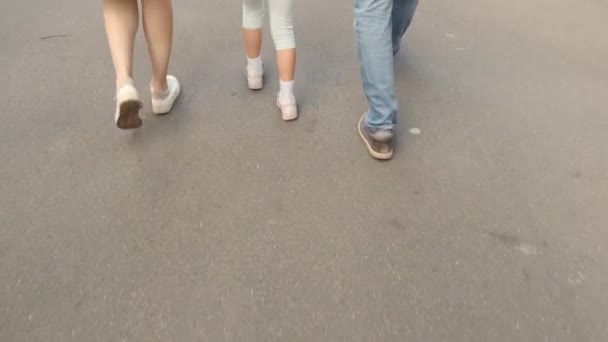 Suit derrière les pieds marchant à travers la ville . — Video