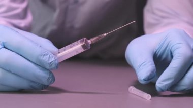 Sağlık kliniğindeki doktorun doldurduğu şırıngayı kapat. Kapat.