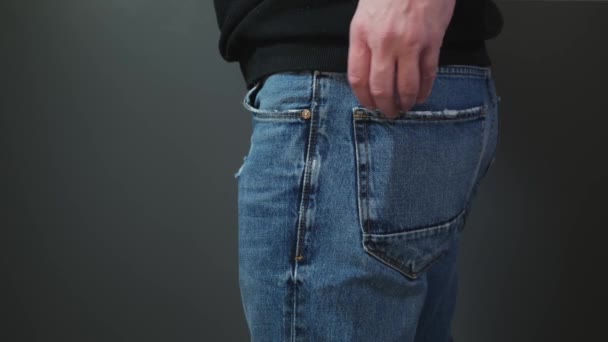Man tar ut fickan med pengar från jeans. Närbild — Stockvideo