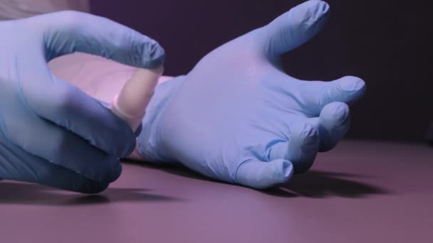 Manos con guantes médicos tratados con un antiséptico . — Vídeos de Stock