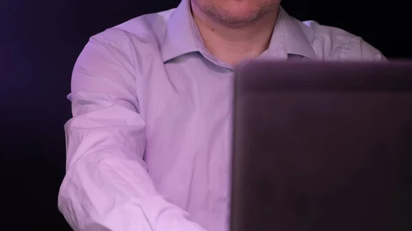 Hombre usando, trabajando en el ordenador portátil con pantalla en blanco en la sala de estar en casa . — Foto de Stock