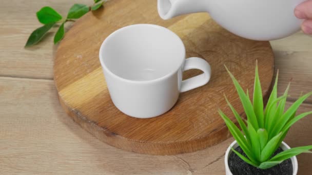 Grains de café est versé dans une tasse de pot. — Video