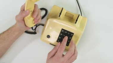 Beyaz sırtında eski telefon çalan bir adam. Kapat.