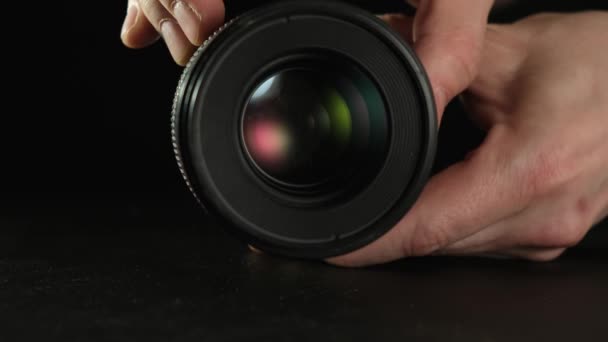 Male hands opening and closing the aperture of the removed lens. — Stock Video