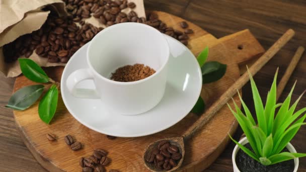 Vista dall'alto di caffè versano in tazza da pentola. Da vicino. — Video Stock