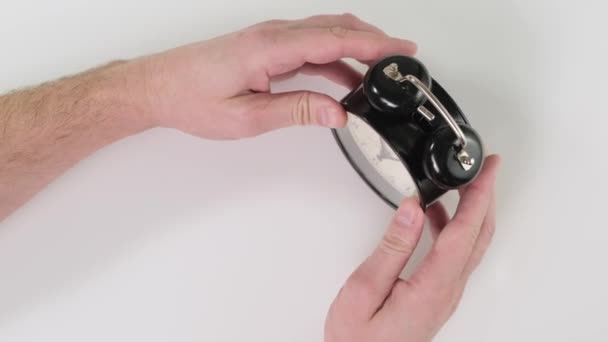Kręcenie zegarka Ręka włącza budzik, zmieniając porę dnia — Wideo stockowe