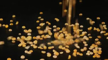 Kurumuş bezelye deresi masanın üzerine akıyor.