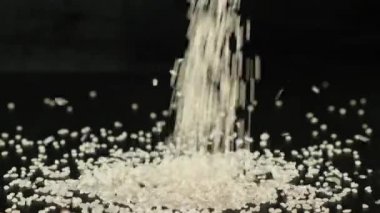 Pirinç ezmesi masaya siyah arka planda düşer. Kapat.