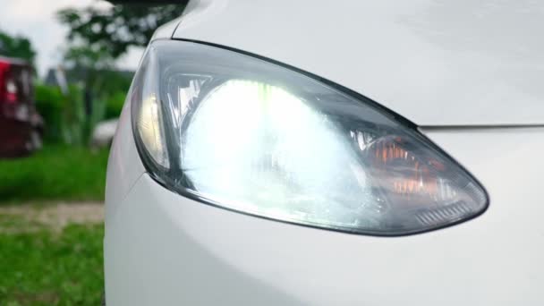 Close-up shot van knipperende koplampen in de auto — Stockvideo