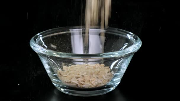 Farinha de aveia seca é vertida em tigela de vidro. Fechar — Vídeo de Stock