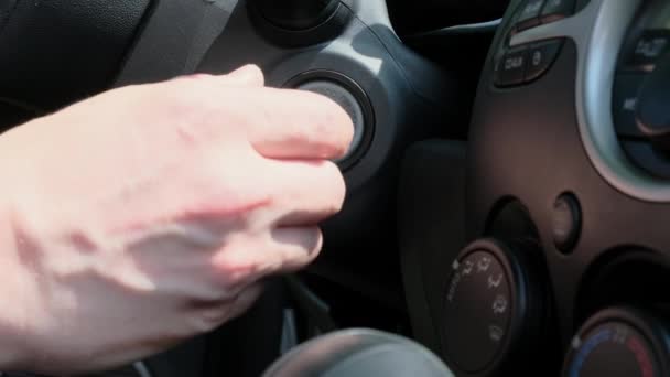 Mão masculina inserindo a chave do carro na fechadura e arranque do motor close-up — Vídeo de Stock
