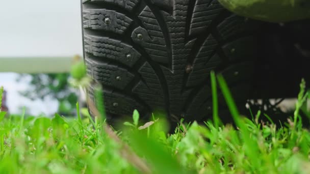 Vrid hjulet på bilen närbild — Stockvideo