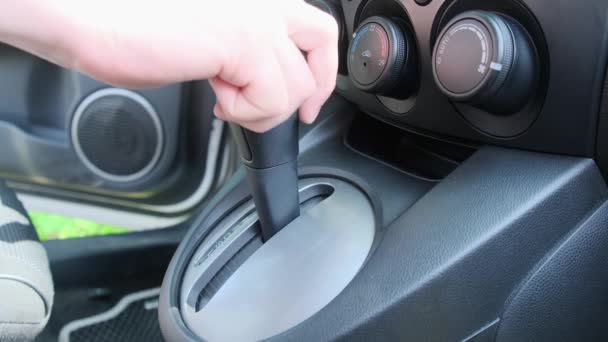 Close-up de mãos masculinas comutando caixa de velocidades automática no carro, motorista — Vídeo de Stock