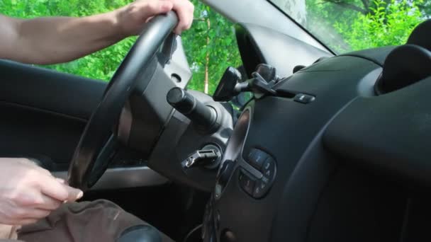 Homem mão close-up fazendo rotação volante dirigindo em turnos. Fechar — Vídeo de Stock