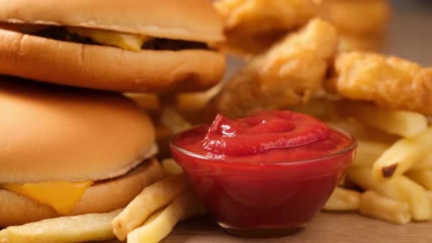 Ручне захоплення французької смаженої і занурення в кетчуп Крупним планом — стокове відео