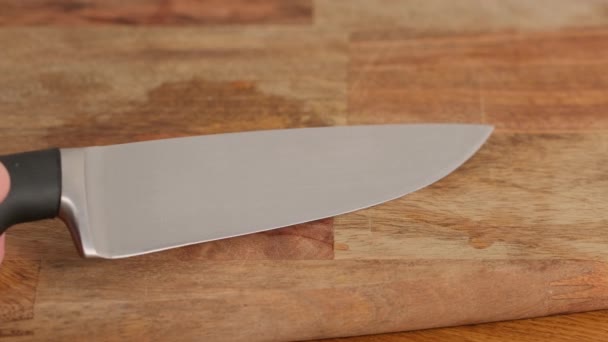 Närbild man hand visar Chef Knife — Stockvideo