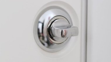 Kapı tokmağına yakın çekim. Kapıyı kapat ya da kilitle..