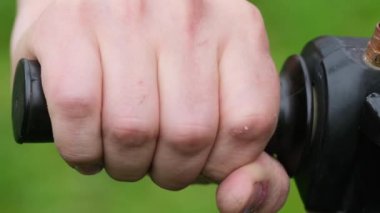 Motosikletli eller gidona kırıkları bastırıyor..