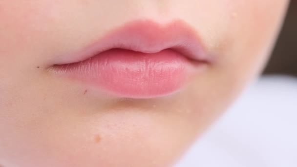 Крупный план симпатичных розовых губ юного кавказского ребенка. Макро. — стоковое видео