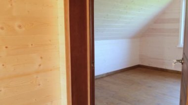 Odanın ahşap kapısını elle kapatın. Kapatın.