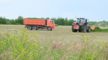 Traktör ve raylar alanda çalışıyor, silo topluyor. Kapatın.