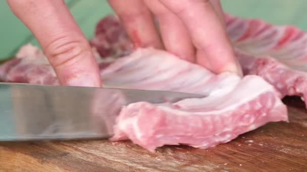 Крупный план женского ручного разрезания жареного мяса на разделочной доске — стоковое видео