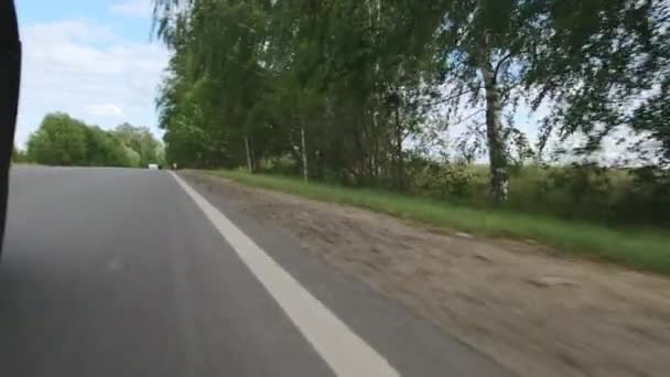 Zwarte auto op de snelweg, weg. Zeer snel rijden. — Stockvideo