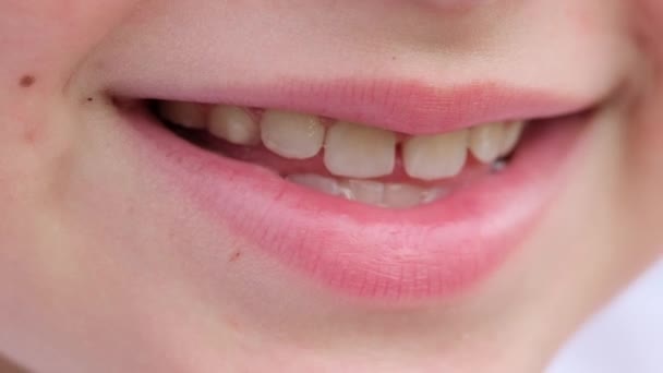 Ritratto di un adolescente sorridente che guarda attentamente la macchina fotografica. primo piano — Video Stock