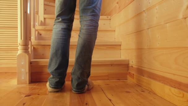 Άτομο που ανεβαίνει από ξύλινες εσωτερικές σκάλες στο σπίτι σε χαμηλή γωνία — Αρχείο Βίντεο