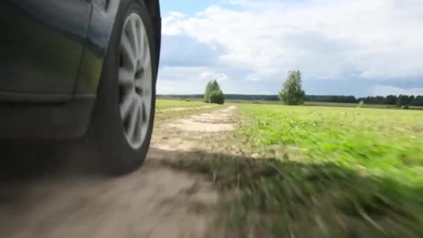 Zgubić koło samochodu poruszającego się po polu. — Wideo stockowe