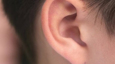 Küçük bir çocuk kulağını kapat. Doğal ışık
