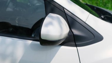 Beyaz arabanın yan aynasını katla. Kapat.
