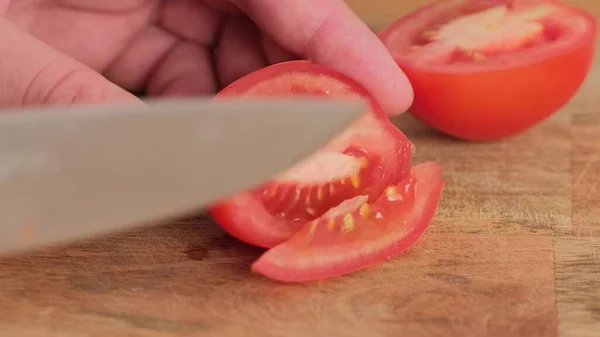 Fecho de corte de tomate. Chef corta o tomate cereja. — Fotografia de Stock
