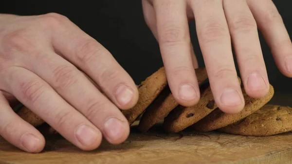 Köstliche Schokoladenkekse auf dunklem Hintergrund. Nahaufnahme — Stockfoto