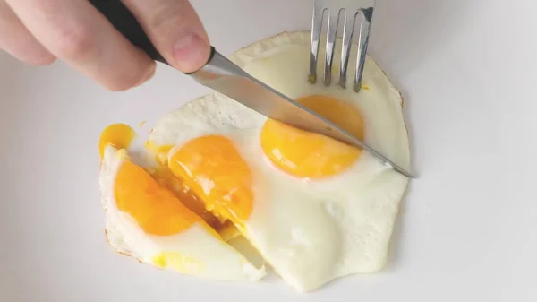 Sarapan - telur goreng dekat dengan piring putih. — Stok Foto