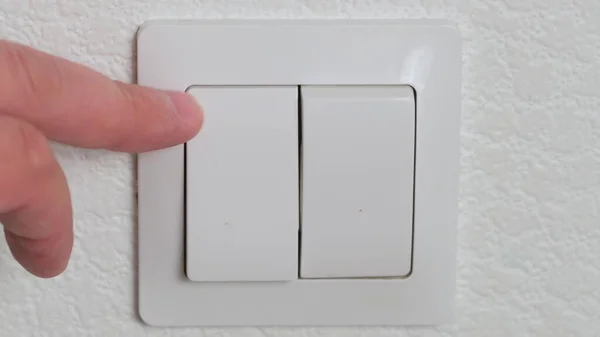 Persona mano a apagar o encender la luz en casa. De cerca.. —  Fotos de Stock