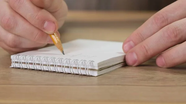 Handschriftliche Notizen im Notizblock. Hausaufgaben machen. — Stockfoto