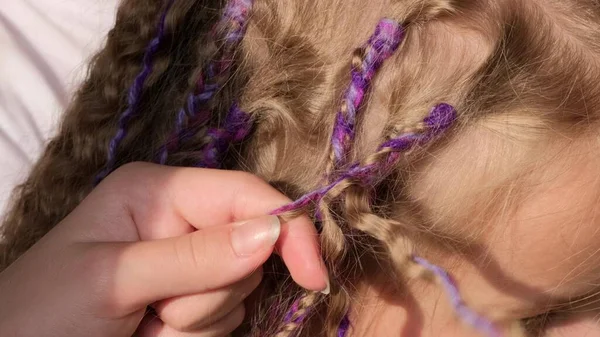 Manos femeninas con tejer una trenza de pelo en el primer plano peluquero —  Fotos de Stock