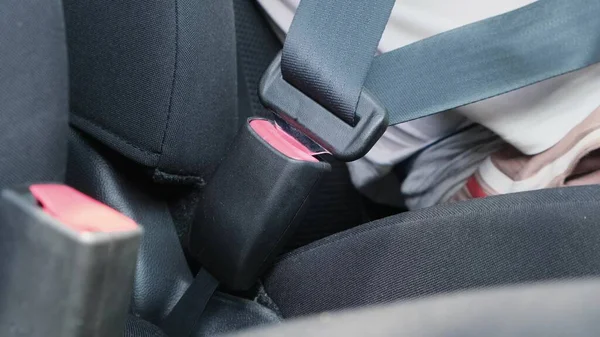 Männliche Hand befestigt Auto Sicherheitsgurt vor der Fahrt — Stockfoto