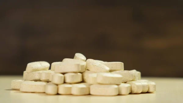 Medical pills on the table . Pharmaceutical industry Close up — Stock Photo, Image